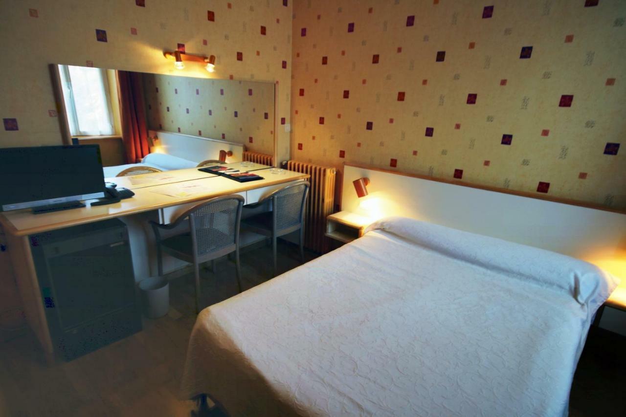Les Messageries Hotell Saint-Flour  Rum bild
