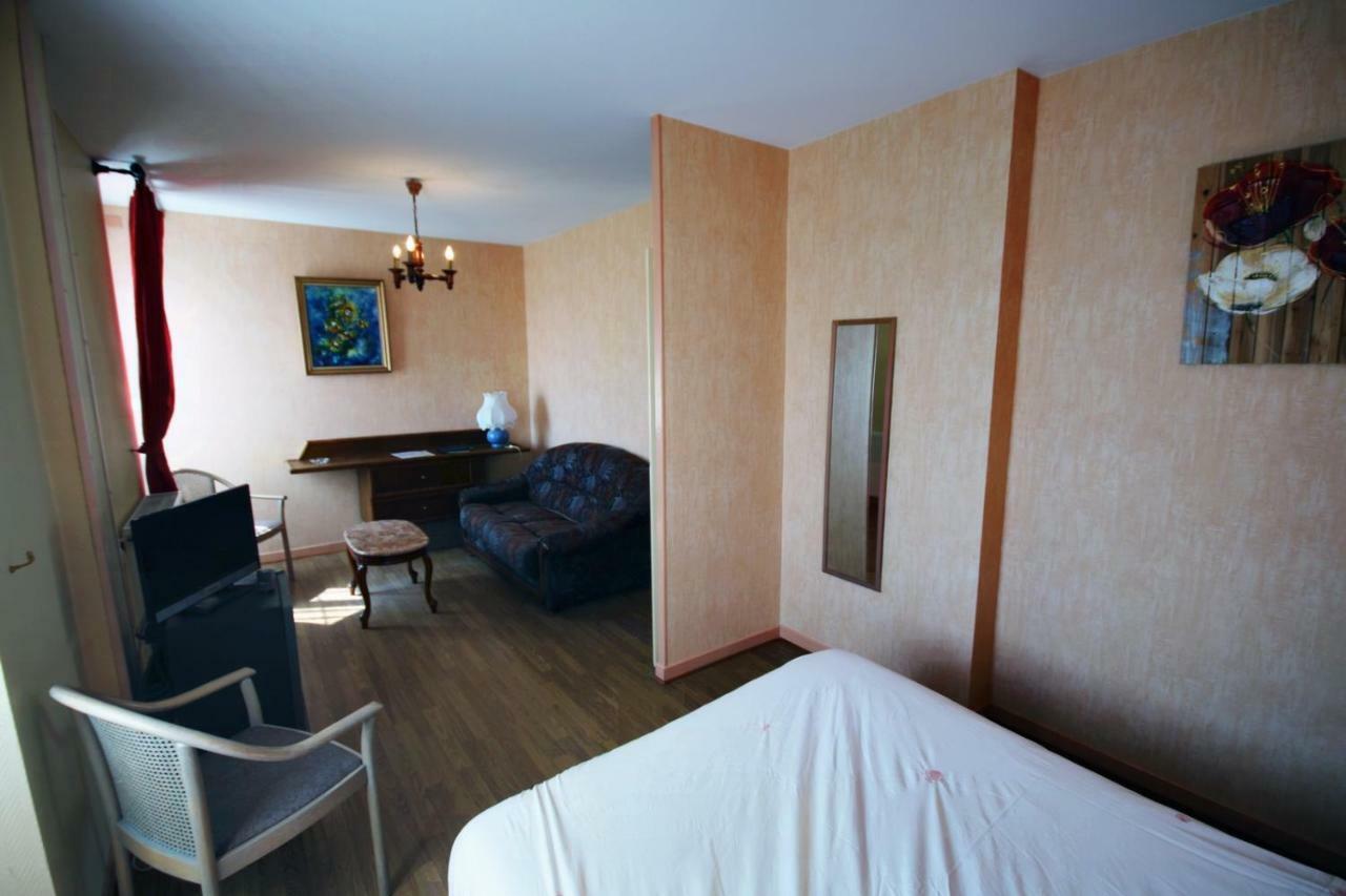 Les Messageries Hotell Saint-Flour  Rum bild